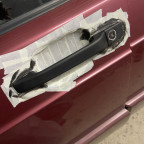 Türgriff während der Bearbeitung mit Stoßstangenschwarz